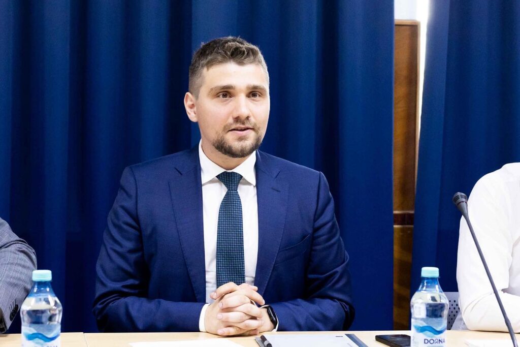 Originar din Botoșani, Eduard Mititelu este Secretar de Stat în cadrul Ministerului Cercetării, Inovării şi Digitalizării