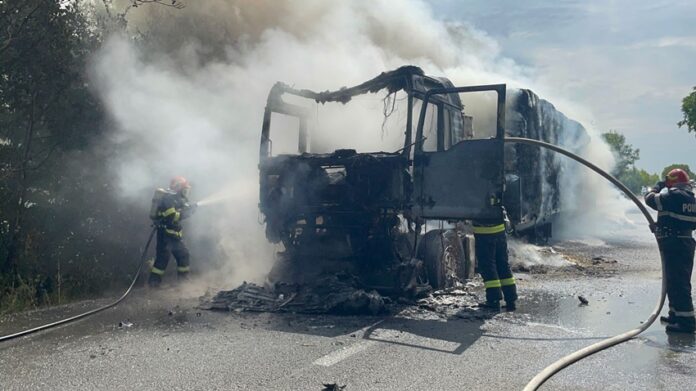 incendiu-camion-baloti-paie-07
