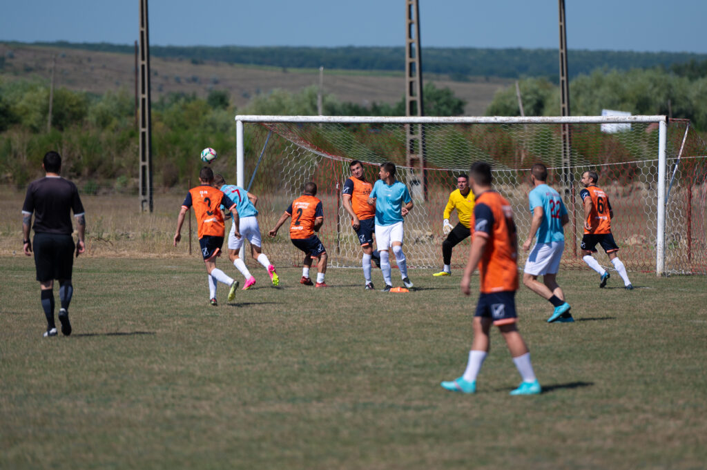 Fază de joc din amicalul câștigat de Pro Sport Vârfu Câmpului la Sulița, scor 2-1.