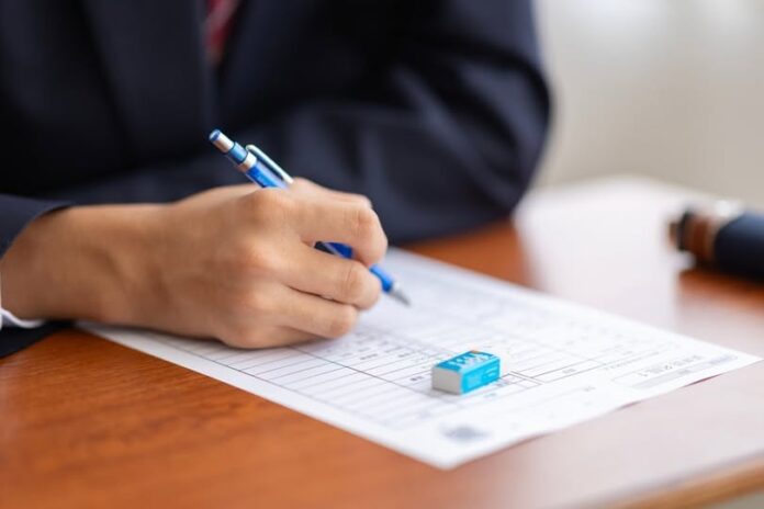 Elevi în timpul unui examen. Foto: Shutterstock
