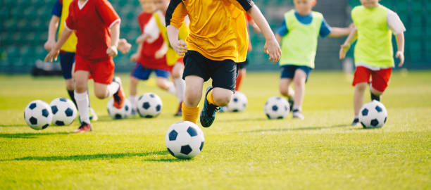 cantonamentul-de-fotbal-fotbal-fotbal-copii-clasa-de-formare-copii-care-practică-fotbal