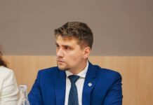 Blocajele și jocurile politice din Parlament paralizează funcționarea țării într-un moment sensibil, iar România are nevoie urgentă de responsabilitate, stabilitate și muncă concretă în interesul cetățenilor, nu de calcule de partid și incertitudine, scrie deputatul Eduard Mititelu intr-o postare pe pagina de socializare.