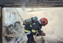 Casă în flăcări, cu proprietarii în curte👉