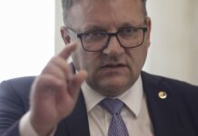 Budăi prinde fluturi! El nu mai știe ce a votat și iar încearcă să dea vina pe alții. PSD a votat în corpore Legea salarizării unitare