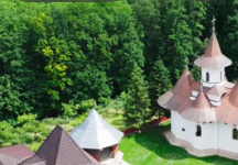 🌿 Schitul Oneaga – liniște și istorie între stejari
