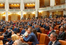 233 de oameni pot arunca România în haos. Constituția le permite