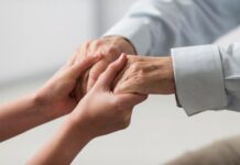 Iată cum vei putea primi bani dacă îngrijești bătrâni la domiciliu👉