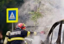 Un autoturism a luat foc, în urmă cu puțin timp, în timp ce se deplasa pe strada Săvenilor din municipiul Botoșani