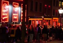 Pești români arestați de poliție – Aceștia convingeau fete din țară să meargă în Olanda pentru a practica prostituția