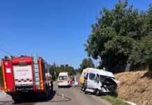 Accident la Pădureni între un microbuz și un autoturism👉 10 persoane implicate 👉au intervenit pompierii din Dorohoi 👇