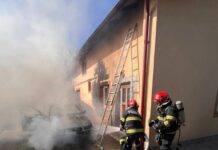 Un autoturism parcat într-o gospodărie din municipiul Dorohoi a luat foc, în această după-amiază👉