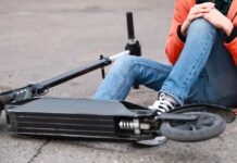 Două tinere au căzut cu trotineta pe un drum județean. Pasagera a fost rănită, având nevoie de îngrijiri medicale