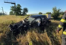 Accident groaznic în Suceava. O mașină a fost izbită și distrusă de un tren. Șoferul găsit mort