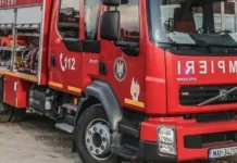 O bubuitură, urmată de un incendiu, a zguduit un bloc de locuințe de pe strada Împărat Traian (Video)