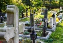 A avut noroc cu carul. Un medic aflat în concediu a salvat de la moarte un bărbat într-un cimitir din Botoșani