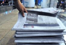 Cu toții îl cunoașteți pe domnul cu ziarele din Botoșani, însă puțini îl cunosc cu adevărat pe Lazăr Covalciuc (Video)