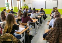 Noii liceeni debosolați total👉Vor începe școala pe baza unei programe noi.