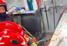 A ajuns la spital cu tot cu mixer, după ce și-a prins degetul în aparat👉 Intervenție neobișnuită pentru pompierii din Dorohoi👇