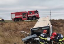 Tânăr ajuns la spital, după ce a ajuns cu camionul plin cu lemne în decor👇