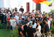 Călin Georgescu, la biserică cu o armată de bodyguarzi