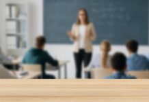 Profesorii cu vechime vor primi bani în plus – PSD i-a amăgit că li se vor scade salariile