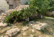 Ghinion maxim pentru un botoșănean de pe strada Săvenilor – zidul unei clădiri s-a prăbușit peste autoturismul parcat în imediata apropiere a acesteia