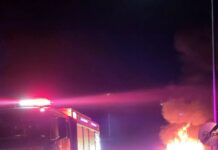 O mașină a luat foc în mers pe drumul spre localitatea Măgura, județul Bacău- Reacția rapidă a unui polițist botoșănean a ajutat ca pasagerii și șoferii să fie în siguranță înainte ca flăcările să cuprindă autovehiculul