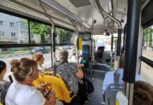 Sucevenii sunt cu un pas înainte. În Botoșani autobuzele circulă încă cu cartoane în geam