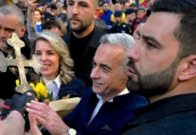 Călin Georgescu a mers la biserică însoțit de aproximativ 12 bodyguarzi (Video)