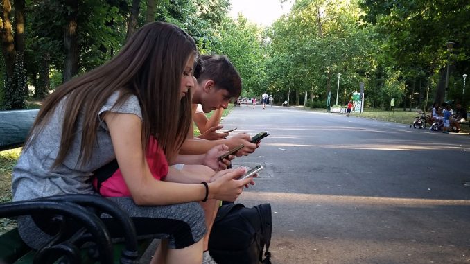 telefonie-mobila-tineri-adolescenti-parc.fsvphlmk2t-2-678x381-1
