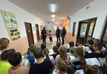 Campanie a polițiștilor din Botoșani pentru siguranța elevilor: „Super-eroul sigur – Misiunea: Alegeri Bune!”