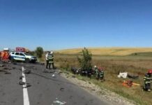 Un accident rutier grav s-a produs miercuri, după ce un camion s-a răsturnat peste un autoturism