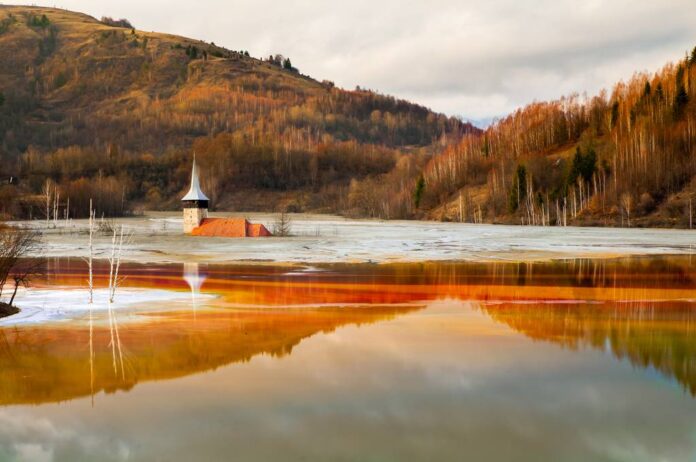 Geamana-satul-fantoma-acoperit-de-un-lac-de-steril-1