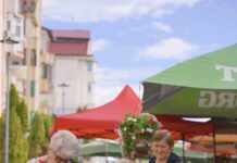 Florarii din piață s-au pregătit deja pentru începutul noului an școlar