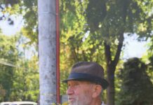 La 80 ani, vine în Botoșani să vândă florile din grădină pentru a supraviețui