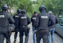 Percheziții la un bărbat care ar fi publicat anunțuri fictive pe platforme online, prin care ar fi indus în eroare mai multe persoane în scopul obținerii unor sume de bani – a fost arestat 30 de zile (Video)